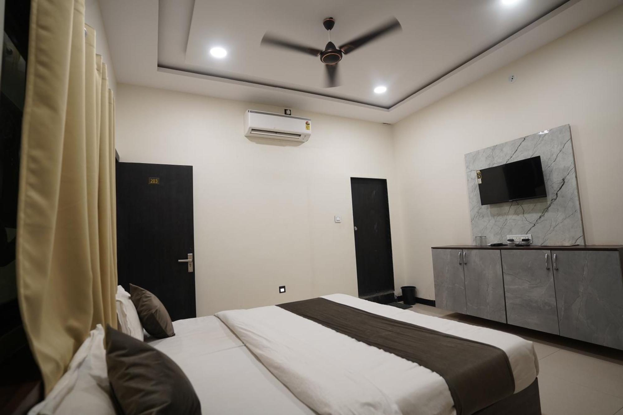 Hotel Dev Kripa Ujjain Luaran gambar