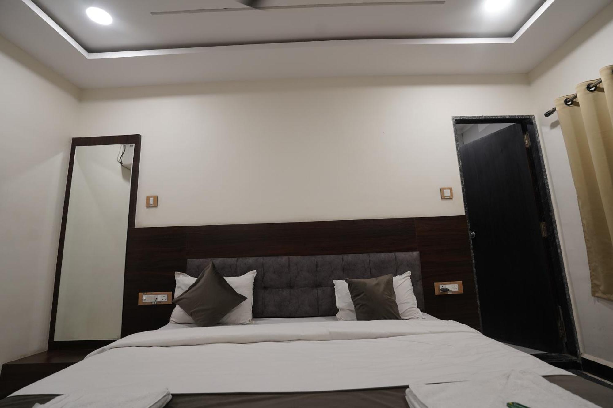 Hotel Dev Kripa Ujjain Luaran gambar