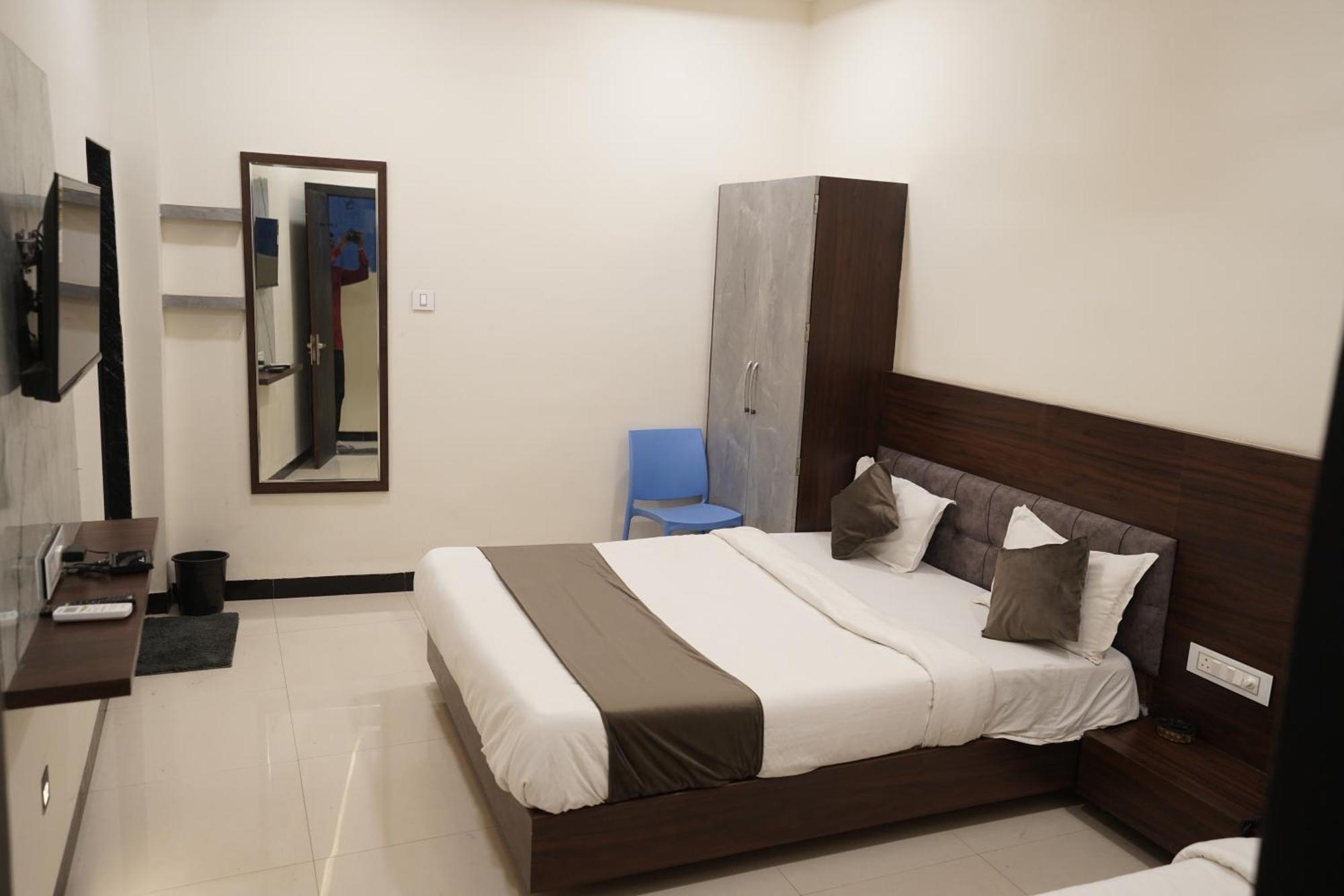 Hotel Dev Kripa Ujjain Luaran gambar